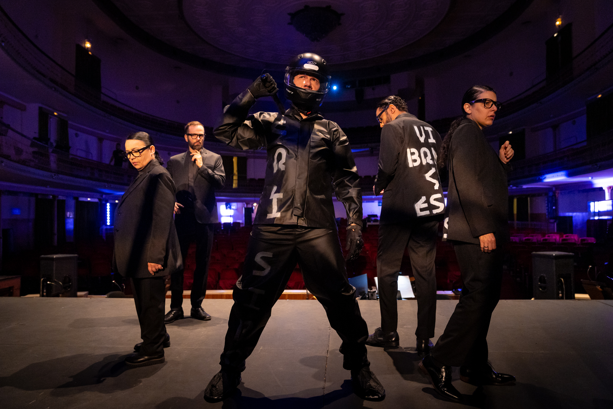 Oposicantos, de Flo Menezes, com encenação imersiva